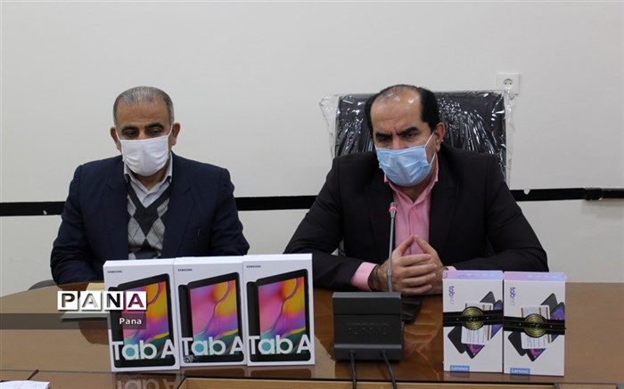 ۵ تبلت آموزشی به دانش‌آموزان محمودآباد اهدا شد