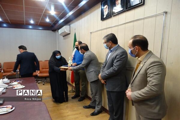 آیین تجلیل از منتخبین پژوهشگر و مولفان بهارستان یک