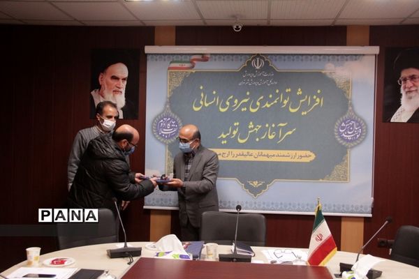 تجلیل از دانش‌آموزان مدال‌آور آموزش و پرورش منطقه ۱۳ تهران در المپیاد‌های علمی کشور