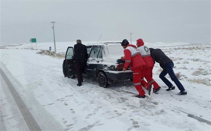 راهداران گیلانی به ۸۷ دستگاه خودروی گرفتار در برف امداد رسانی کردند