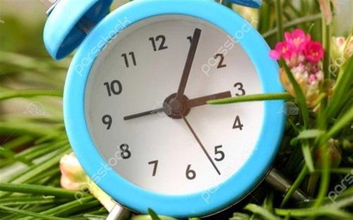 با صدای عقربک می‌گفت عمر می‌رود، بشنو صدای پای من