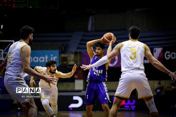 دیدار تیم‌های بسکتبال اکسون و نفت آبادان