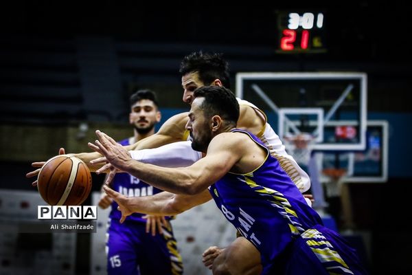 دیدار تیم‌های بسکتبال اکسون و نفت آبادان