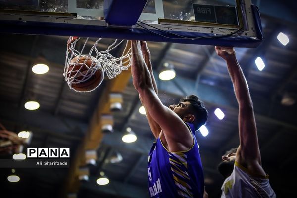 دیدار تیم‌های بسکتبال اکسون و نفت آبادان