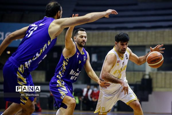 دیدار تیم‌های بسکتبال اکسون و نفت آبادان