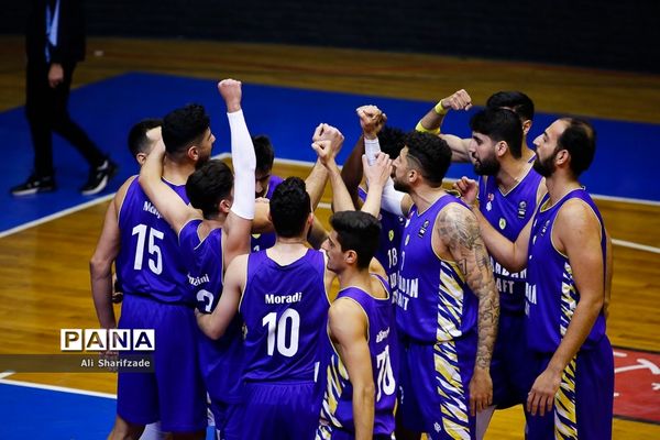 دیدار تیم‌های بسکتبال اکسون و نفت آبادان