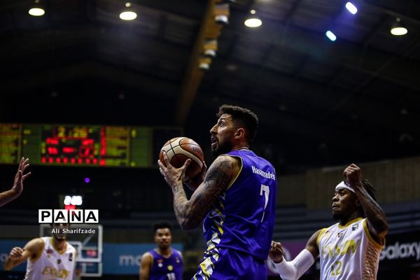 دیدار تیم‌های بسکتبال اکسون و نفت آبادان