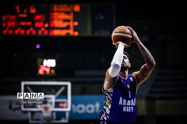 دیدار تیم‌های بسکتبال اکسون و نفت آبادان