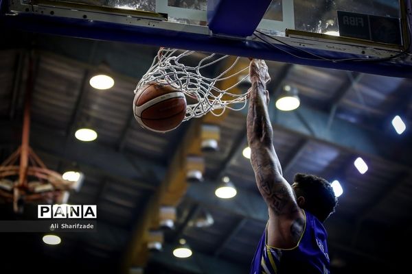 دیدار تیم‌های بسکتبال اکسون و نفت آبادان