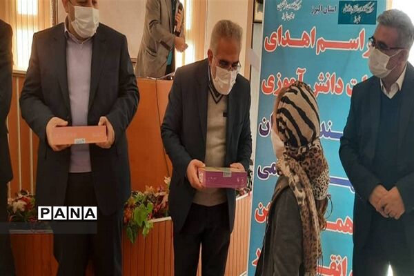 اهدا 75 تبلت به دانش آموزان بی بضاعت شهرستان نظر آباد