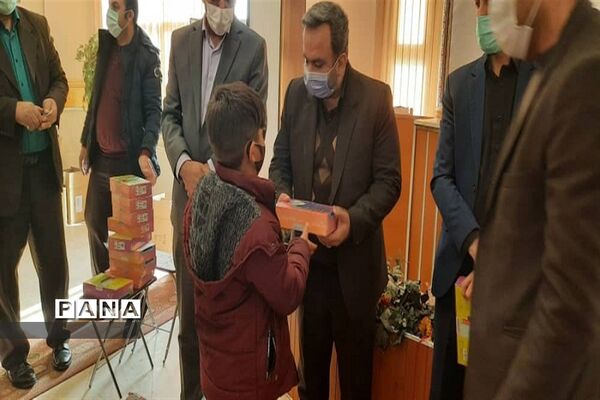 اهدا 75 تبلت به دانش آموزان بی بضاعت شهرستان نظر آباد