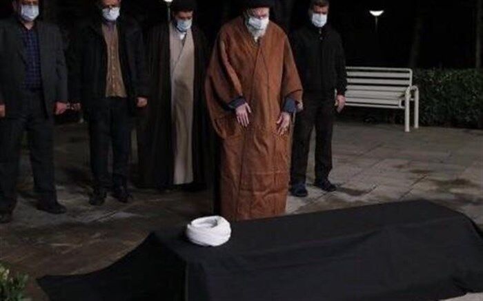 اقامه نماز رهبر انقلاب بر پیکر آیت‌الله مصباح یزدی