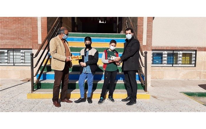 تشویق دانش‌آموزان به حفظ آیات قرآن توسط معلمی از رباط‌کریم