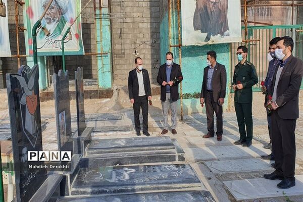 عطرافشانی مزار شهدای امامزاده باقر توسط مدیر آموزش و پرورش ناحیه یک بهارستان