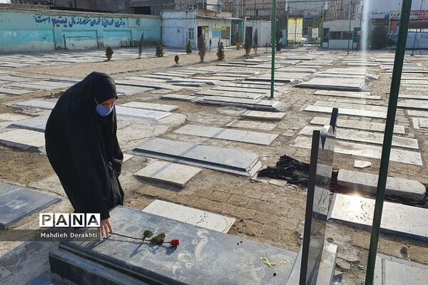 عطرافشانی مزار شهدای امامزاده باقر توسط مدیر آموزش و پرورش ناحیه یک بهارستان
