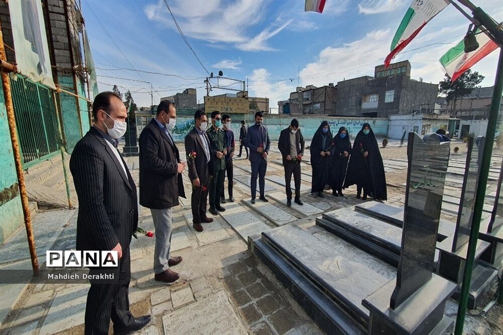 عطرافشانی مزار شهدای امامزاده باقر توسط مدیر آموزش و پرورش ناحیه یک بهارستان