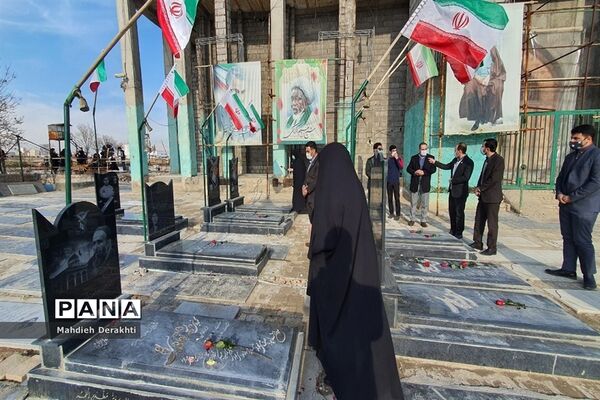 عطرافشانی مزار شهدای امامزاده باقر توسط مدیر آموزش و پرورش ناحیه یک بهارستان