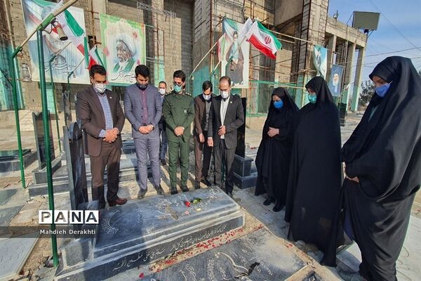 عطرافشانی مزار شهدای امامزاده باقر توسط مدیر آموزش و پرورش ناحیه یک بهارستان
