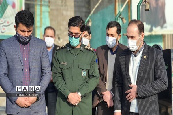 عطرافشانی مزار شهدای امامزاده باقر توسط مدیر آموزش و پرورش ناحیه یک بهارستان