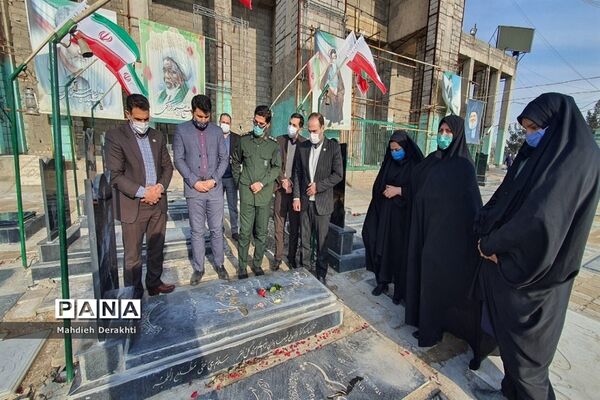 عطرافشانی مزار شهدای امامزاده باقر توسط مدیر آموزش و پرورش ناحیه یک بهارستان