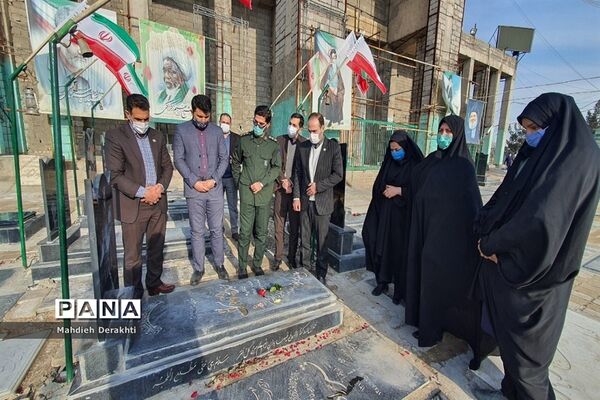عطرافشانی مزار شهدای امامزاده باقر توسط مدیر آموزش و پرورش ناحیه یک بهارستان