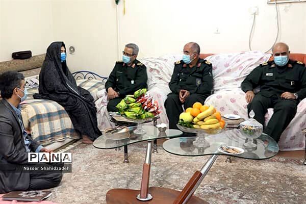 دیدار سردار غیب پرور با دو خانواده شهید بوشهری