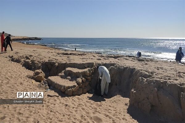 پاکسازی ساحل دریای عمان  توسط گروهی از فرهنگیان شهرستان چابهار