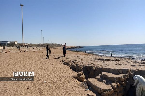 پاکسازی ساحل دریای عمان  توسط گروهی از فرهنگیان شهرستان چابهار