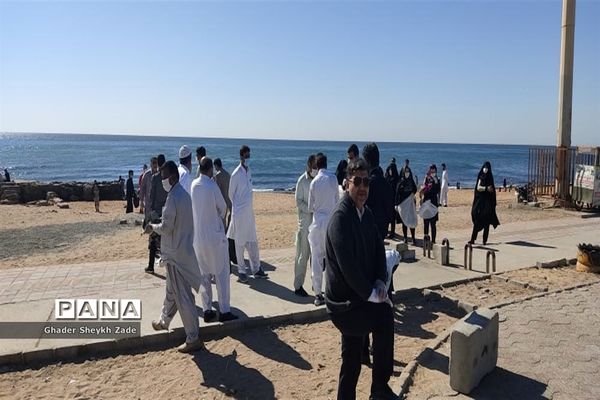 پاکسازی ساحل دریای عمان  توسط گروهی از فرهنگیان شهرستان چابهار