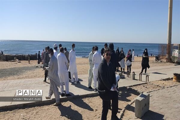 پاکسازی ساحل دریای عمان  توسط گروهی از فرهنگیان شهرستان چابهار