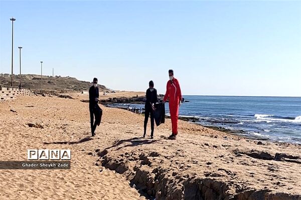 پاکسازی ساحل دریای عمان  توسط گروهی از فرهنگیان شهرستان چابهار