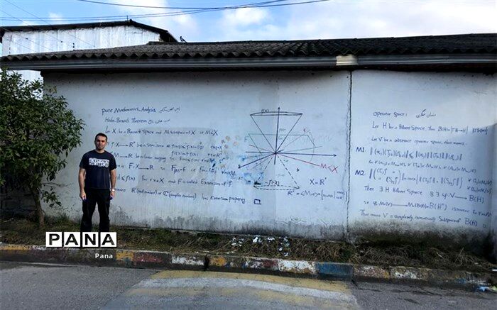 هنر ریاضی معلم محمودآبادی بر دیوار ورودی روستای خشت‌سر نشست