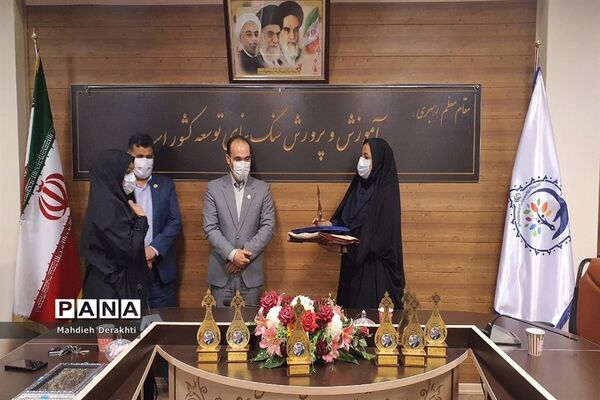 تجلیل از رابطین پژوهش مدارس ناحیه یک بهارستان
