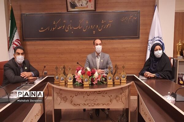 تجلیل از رابطین پژوهش مدارس ناحیه یک بهارستان
