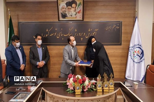 تجلیل از رابطین پژوهش مدارس ناحیه یک بهارستان