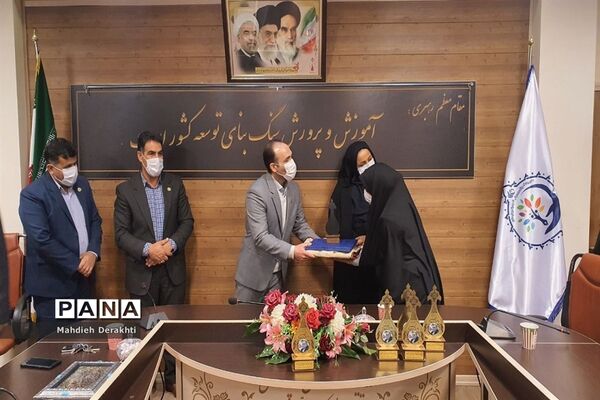 تجلیل از رابطین پژوهش مدارس ناحیه یک بهارستان