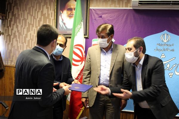 اعطای احکام و اعتبارنامه اعضاء هیات رئیسه مجلس دانش‌آموزی استان فارس