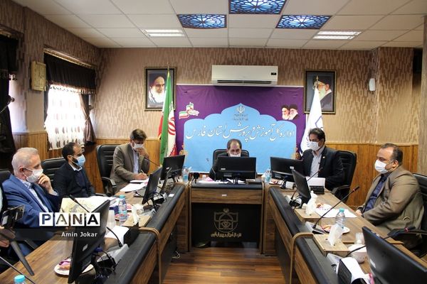 اعطای احکام و اعتبارنامه اعضاء هیات رئیسه مجلس دانش‌آموزی استان فارس