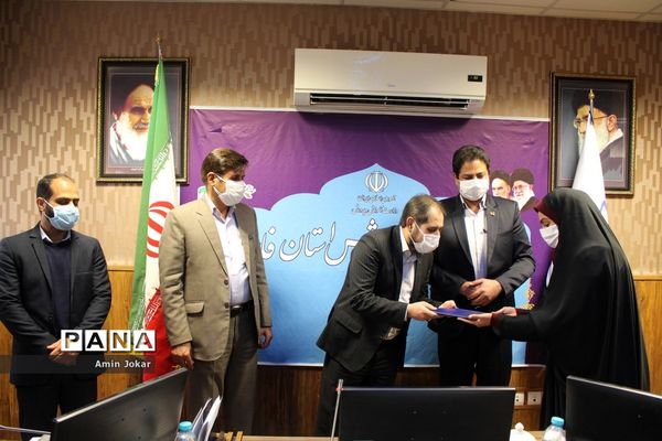 اعطای احکام و اعتبارنامه اعضاء هیات رئیسه مجلس دانش‌آموزی استان فارس