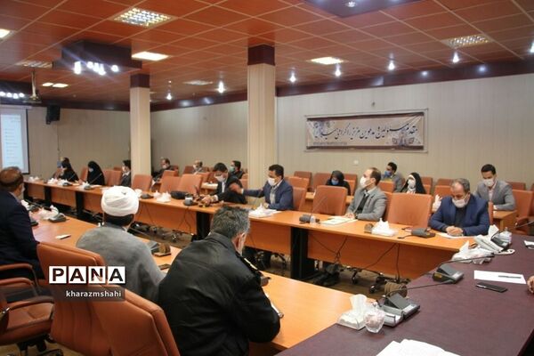 جلسه مشترک شورای آموزش و پرورش نواحی یک و دو بهارستان با موضوع طرح نماد در فرمانداری