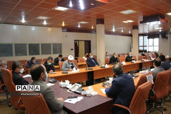 جلسه مشترک شورای آموزش و پرورش نواحی یک و دو بهارستان با موضوع طرح نماد در فرمانداری