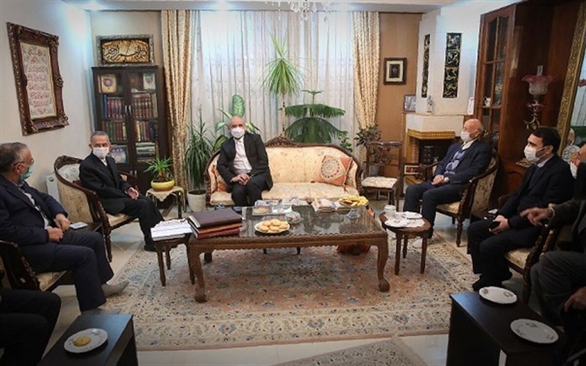 دیدار حاجی میرزایی با معلمی که بیش از 76 سال ریاضیات تدریس می‌کند