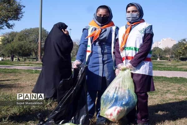 پاکسازی ساحل رودخانه کارون در شهراهواز توسط پیشتازان ناحیه یک اهواز