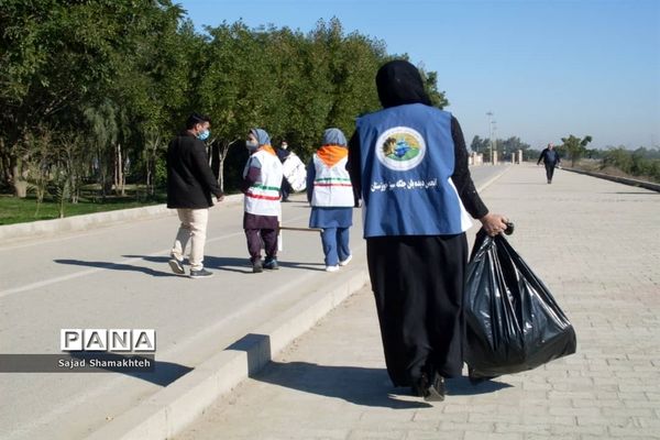 پاکسازی ساحل رودخانه کارون در شهراهواز توسط پیشتازان ناحیه یک اهواز