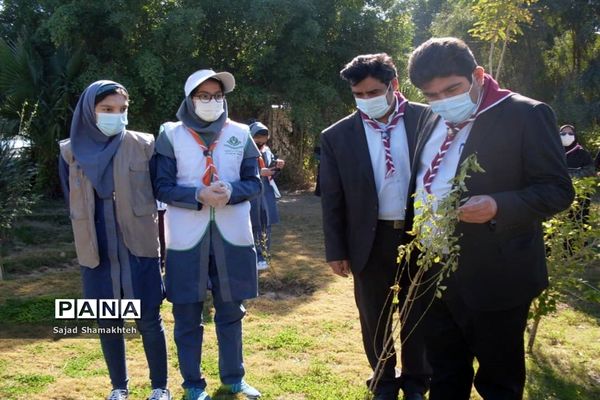 پاکسازی ساحل رودخانه کارون در شهراهواز توسط پیشتازان ناحیه یک اهواز