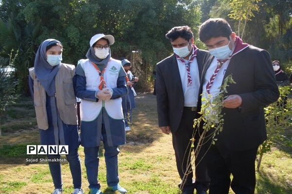 پاکسازی ساحل رودخانه کارون در شهراهواز توسط پیشتازان ناحیه یک اهواز
