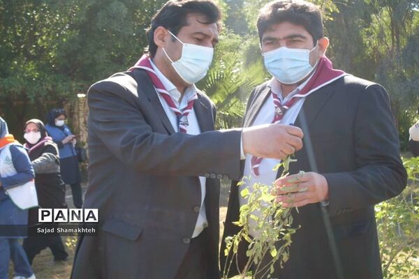 پاکسازی ساحل رودخانه کارون در شهراهواز توسط پیشتازان ناحیه یک اهواز