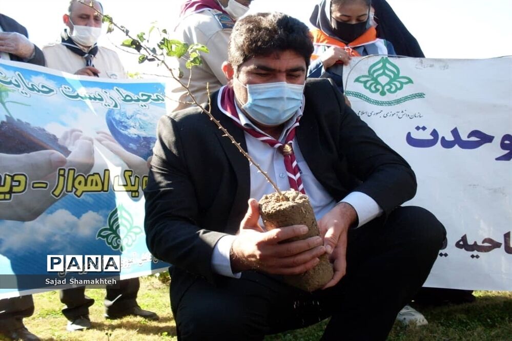 پاکسازی ساحل رودخانه کارون در شهراهواز توسط پیشتازان ناحیه یک اهواز