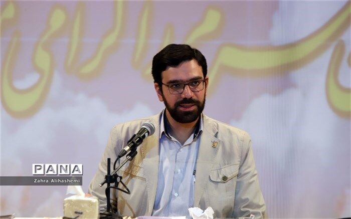 هدف اصلی نمایشگاه مدرسه انقلاب آشنا کردن دانش آموزان با فضای انقلاب اسلامی است