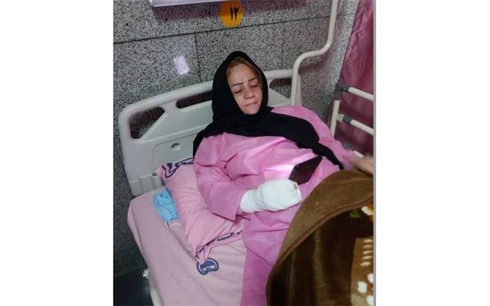 عیادت مدیر آموزش و پرورش منطقه 15، از معلمی که روی تخت بیمارستان  تدریس را رها نکرد